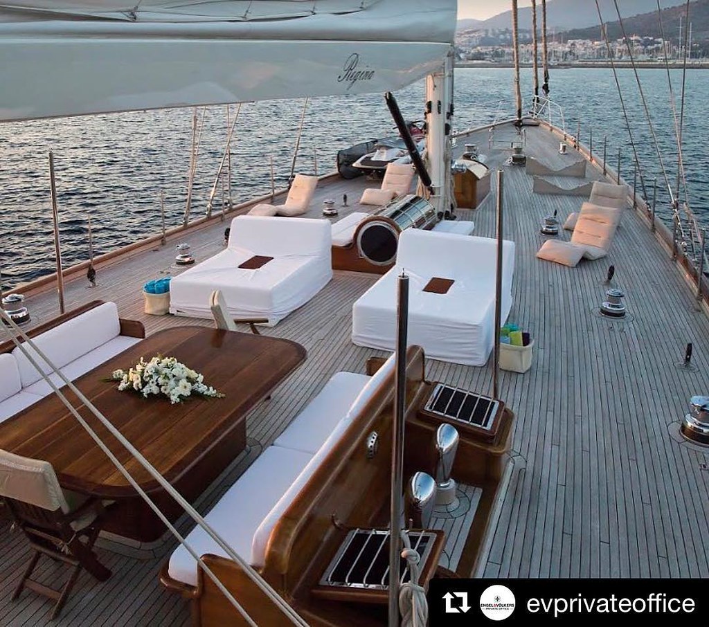 James Bond fan ? Meet the #Regina #hollywood #luxelife #luxurytravel #yacht #yachtlife | #Repost @evprivateoff